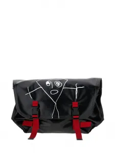 Сумка через плечо с пряжкой и принтом каракулей Plan C, черный