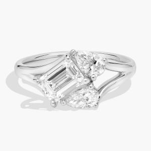 Кольцо с кластером из выращенных в лаборатории бриллиантов грушевидной огранки и изумруда из белого золота 14 карат (1 1/2 карата). Blue Nile