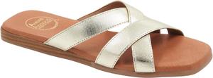 Сандалии Andre Assous Koral Featherweight Flat Sandal, цвет Platino