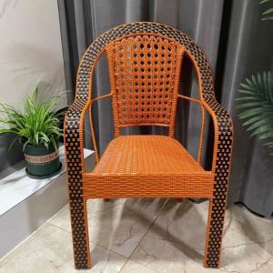 Садовое плетеное кресло из искусственного ротанга с подлокотниками