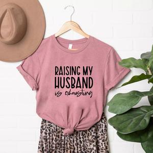 Футболка с короткими рукавами и рисунком «Воспитание мужа — это утомительно» Simply Sage Market