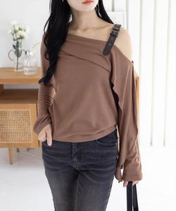 Футболка с лямками на плечах и дизайном на одно плечо.