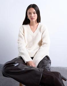 Вязаный пушистый джемпер Topshop из шерстяной смеси с V-образным вырезом белого цвета