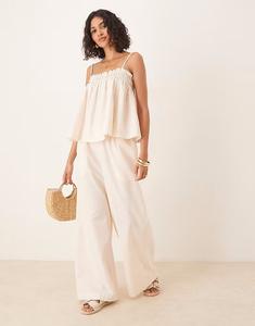 Брюки с присборенной талией, застегивающиеся на пуговицы, кремового цвета Asos Design