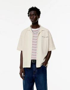 Рубашка с короткими рукавами Pull&Bear со слоганом цвета «бежевый».