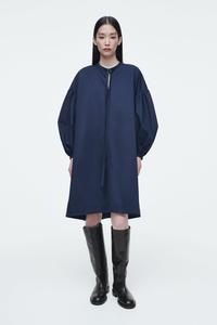 Платье с собранной тканью и завязкой COS, темно-синий