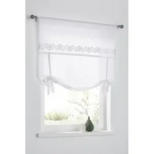 Короткая римская штора Jolie с продевкой на штангу, свободно свисающая с кружевом, серая с вышивкой Kutti, серый/белый