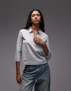 Трикотажный топ-поло ARKET с отделкой в рубчик, воротником-молнией и рукавами длиной 3/4 серого цвета