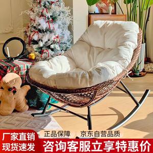 Уютное плетеное кресло-качалка из ротанга с мягкой подушкой