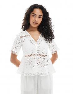 Топ с короткими рукавами и баской, вышитый предметным ришелье, кремового цвета