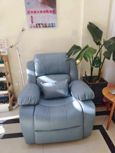 Кресло Xihao геймерское, эргономичное, офисное, с откидной спинкой, электроприводом, USB и колесами. Цвет: светло-голубая дышащая кожа.