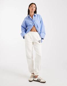 Спортивные джоггеры бойфренда Superdry Athletic в цвете «desert bone» с белым оттенком