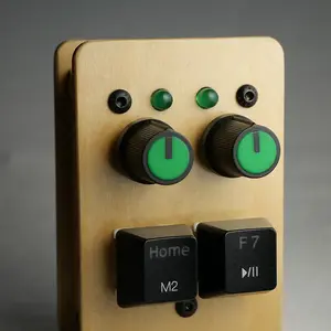 UseMidi madMidiMiniClassicPlus 2025 с 2 кнопками для нот, 2 потенциометрами и светодиодами