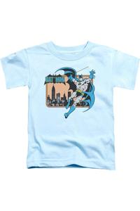 Футболка с коротким рукавом DC Comics Batman In The City для детей Gildan, светло-голубой