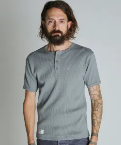 Футболка армейского типа с ребристым воротником-хенли.