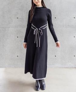 Длинное вязаное платье с расклешенной юбкой и лентами, подобранными по цвету.