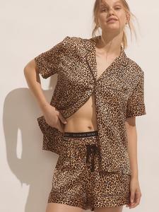 Короткий пижамный комплект из глянцевого атласа Victoria'S Secret, signature satin marzipan leopard