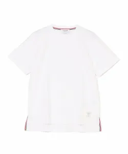 Футболка свободного кроя с боковым разрезом из трикотажа средней плотности.