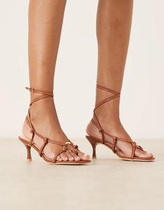 Босоножки RAID Danika на каблуке с завязками и металлическими деталями коричневого цвета