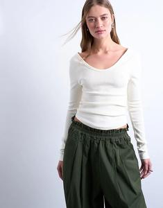 Топ Topshop с V-образным вырезом, длинными рукавами и закругленным подолом цвета экрю