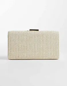 Гламурный клатч нейтрального цвета из жесткой соломы
