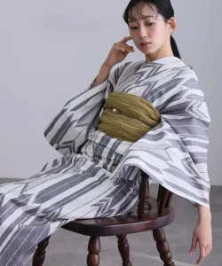 Удобный в носке и легко стирающийся комплект юката из двух частей, состоящий из хлопкового и льняного пояса оби. Стильный, в стиле ретро, подходит для женщин старше 40 лет.