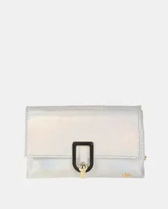 Коктейльная сумка через плечо с клапаном и металлической застежкой. Перламутровый материал серебристого цвета Volum, серебряный