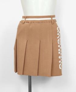 Плиссированная юбка из трикотажа, подобранная по цвету