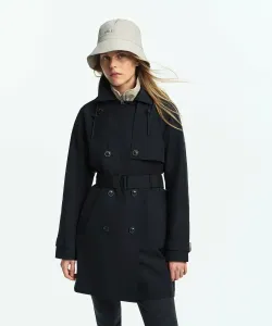 Ветрозащитный, водонепроницаемый, дышащий тренч средней длины из мембраны GORE-TEX со съемным капюшоном.