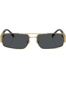 Versace Eyewear солнцезащитные очки в прямоугольной оправе с декором Greca, золотой