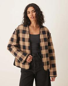 Укороченная стеганая куртка ASOS DESIGN в черно-бежевую клетку