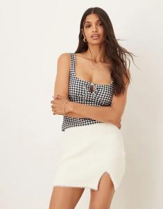Гламурная мини-юбка из пушистой вязки в кремово-белом цвете