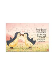 Mr. & Mrs. Panda Дизайн пазла «Поцелуй пингвинов» с надписью белого цвета