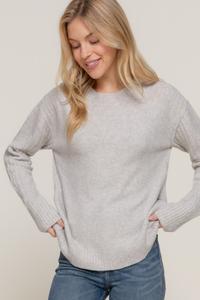 Женский свитер с длинным рукавом, высоким воротником и рельефными швами TRUEDAMES, серый