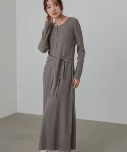 Платье из ребристого трикотажа многослойного фасона с завязкой на талии (доступны размеры от низкого до высокого).