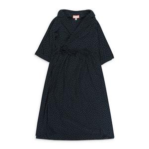 Синее платье с зеленым горошком и запахом Fung Lan and Co.