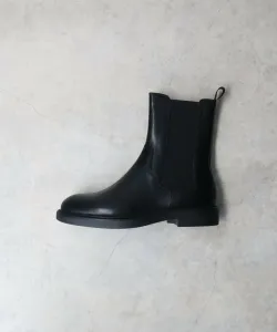 Короткие ботинки с закругленным носком и боковой вставкой