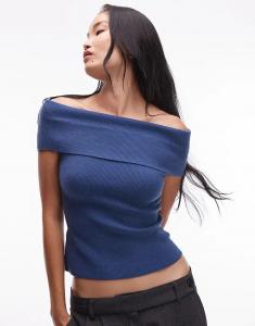 Вязаный свитер с открытыми плечами от NIA Annemarie в сумерках