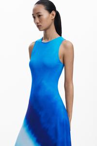 Симметричное платье синего цвета с ромбовидным вырезом, без рукавов, подходит для свадеб и приемов.