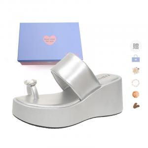 Xingdiman Скользоустойчивые шлепанцы-слипоны женские в подарочной коробке серебристые, цвет Silver[Gift Box Set](Gift Included)