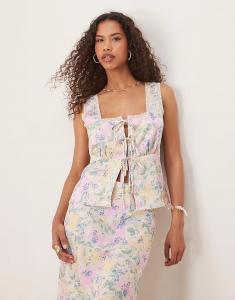 Атласный топ-комбинезон YAS с кружевной отделкой и завязкой спереди, с принтом в виде луговых цветов