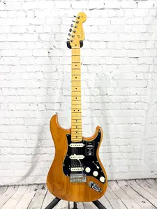 Fender American Professional II Stratocaster с грифом из клена 2022 года - обожженная сосна