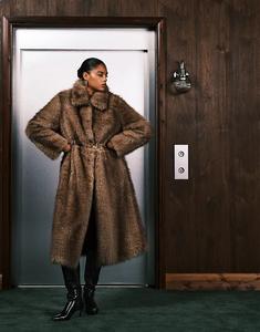 Длинное полупальто из искусственного меха с отворотом ASOS DESIGN Curve коричневого цвета