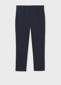 Классические брюки с полосками в стиле «теневая полоса», заправленные в одну штанину.