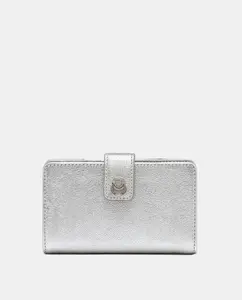Изысканный и практичный женский кошелек из ламинированной серебристой кожи. Несколько слотов и отделений Gianni Chiarini, серебряный