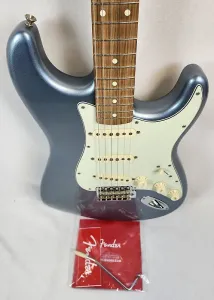 Fender Vintera '60s Stratocaster, гриф Pau Ferro, металлический ледяной синий, с чехлом