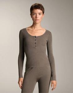 Футболка OYSHO с круглым вырезом и пуговицами серого цвета