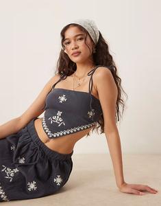 Топ на бретельках с вышивкой и завязками на плечах, темно-синий, с эффектом потертости Asos Design