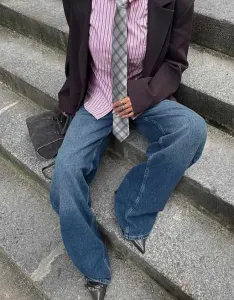 Светло-серый галстук в клетку Bershka