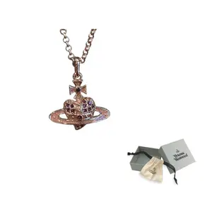 Vivienne Westwood Металлическое ожерелье с дизайном перевернутого сердца Сатурна унисекс Rose Gold/Purple Diamond
